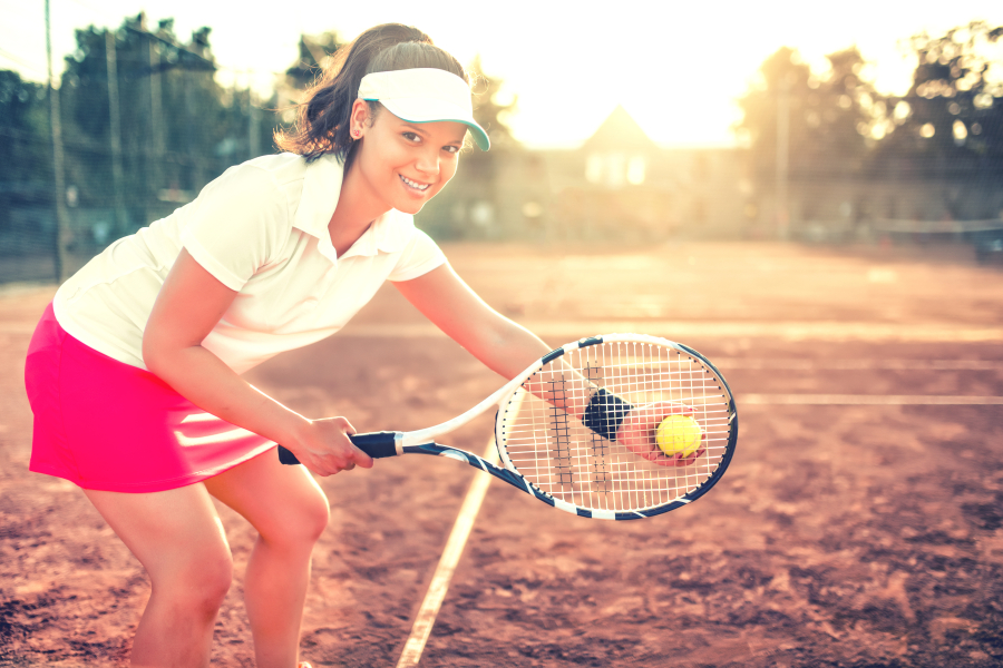 joueuse de tennis avec ses équipements